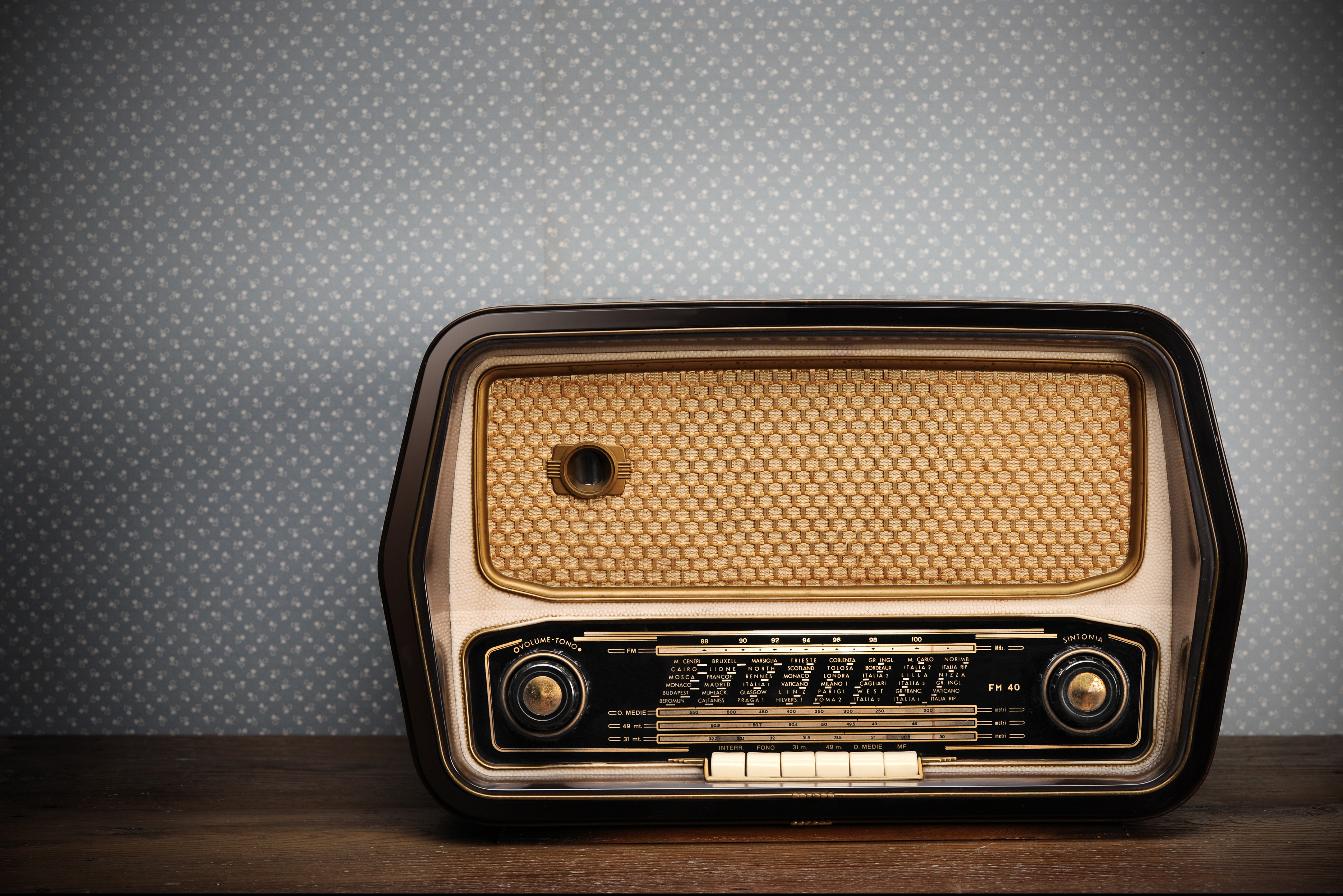 Rad ii. Радио. Старый радиоприемник. Радиоприемник в стиле ретро. Современные ретро радиоприемники.
