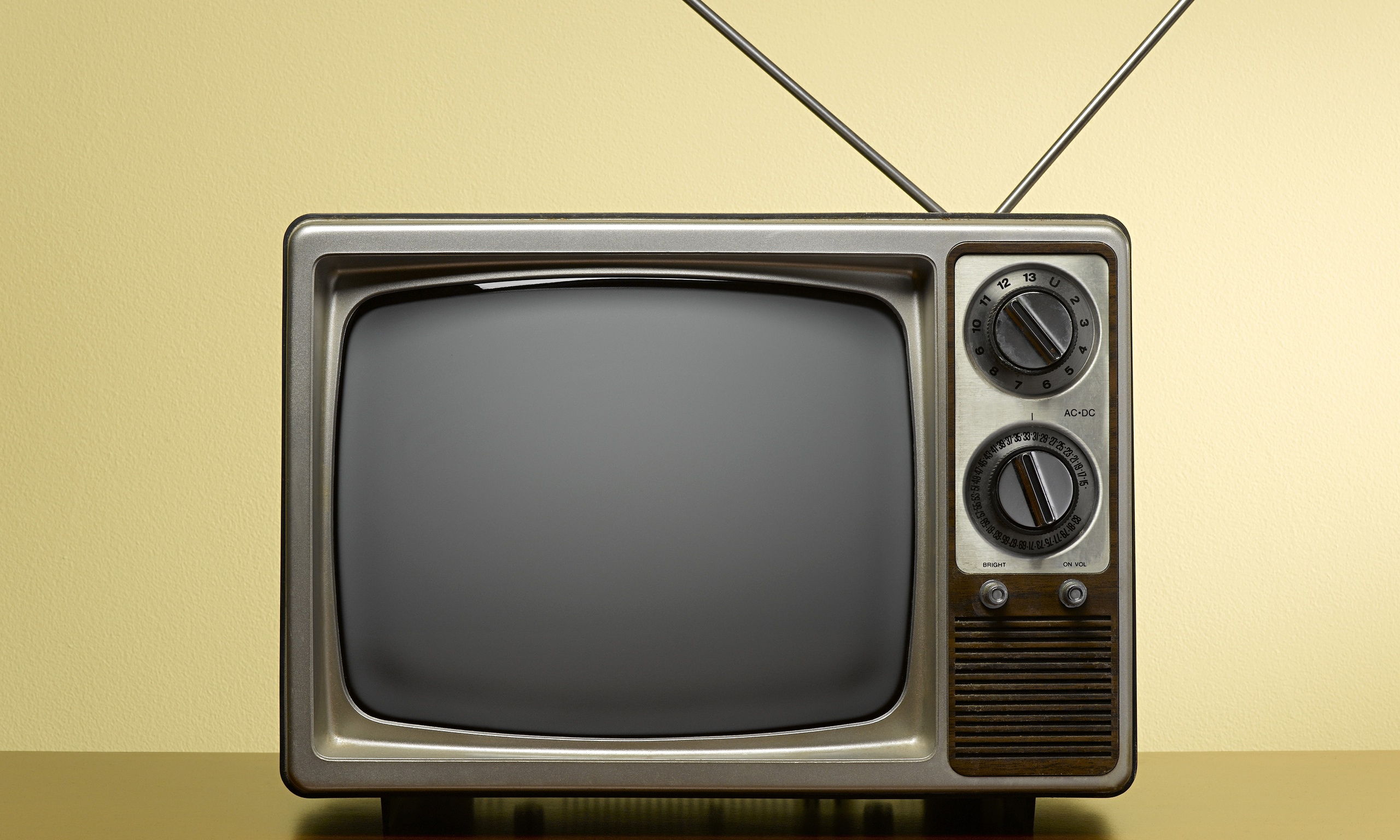 Control old. Старый телевизор. Старинный телевизор. Ретро телевизор. Старый аналоговый телевизор.