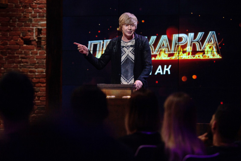 На шоу ТНТ4 «Прожарка» Витя АК столкнулся с хейтерами лицом к лицу