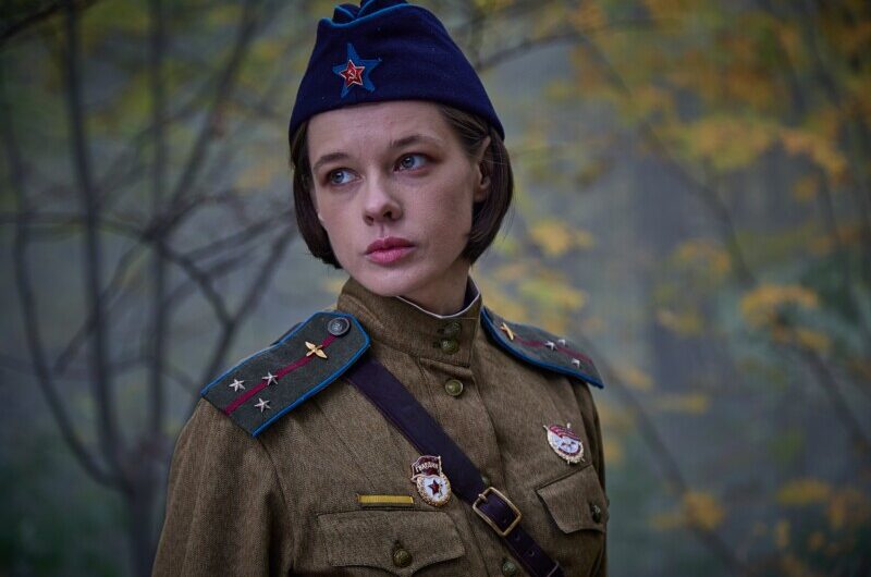 Премьера военной мелодрамы «Расправляя крылья» с Катериной Шпицей и Сергеем Пускепалисом состоится 8 мая в сети
